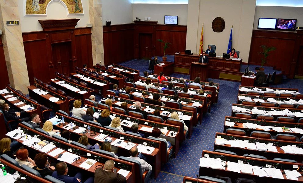 Άνοιξαν οι σάκοι με τα δολάρια στα Σκόπια: Ξεκίνησε η εξαγορά βουλευτών – «Αγριεύουν» οι Αλβανοί και προειδοποιούν με απόσχιση